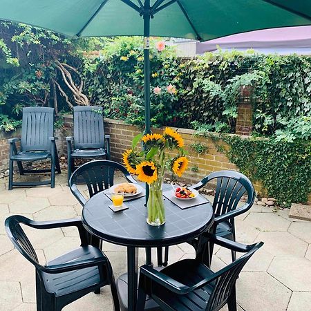 Spacious House, Free Parking & Patio Garden Farnham  Bagian luar foto