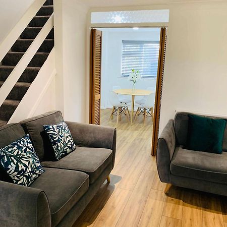 Spacious House, Free Parking & Patio Garden Farnham  Bagian luar foto