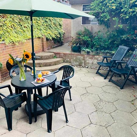 Spacious House, Free Parking & Patio Garden Farnham  Bagian luar foto