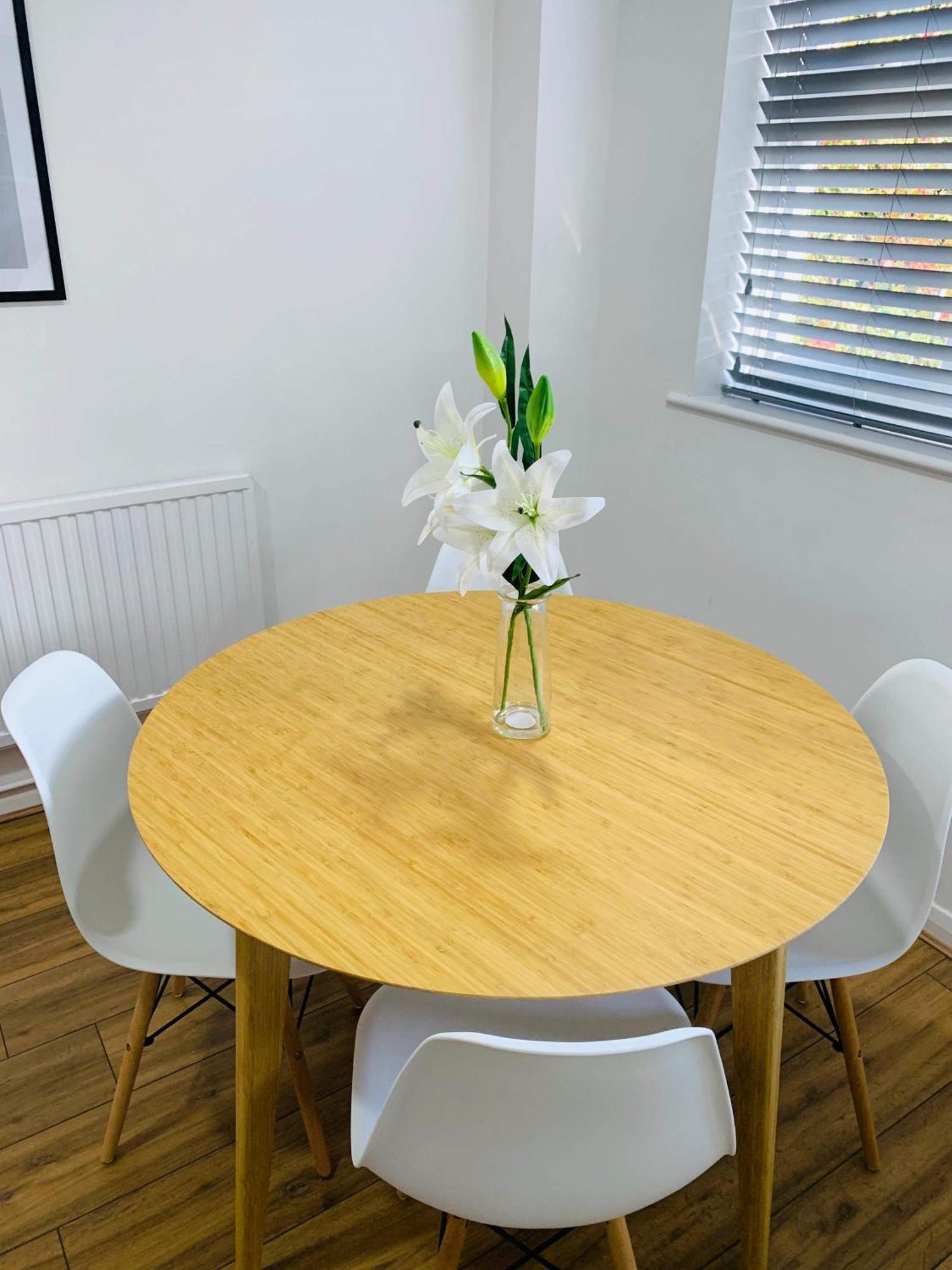 Spacious House, Free Parking & Patio Garden Farnham  Bagian luar foto