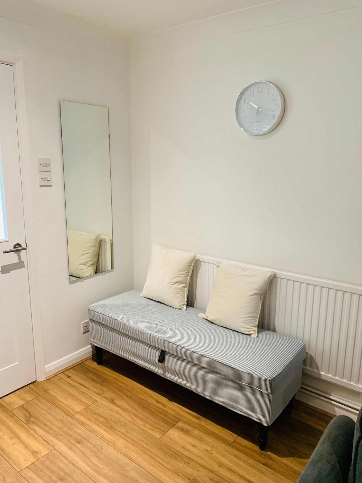 Spacious House, Free Parking & Patio Garden Farnham  Bagian luar foto