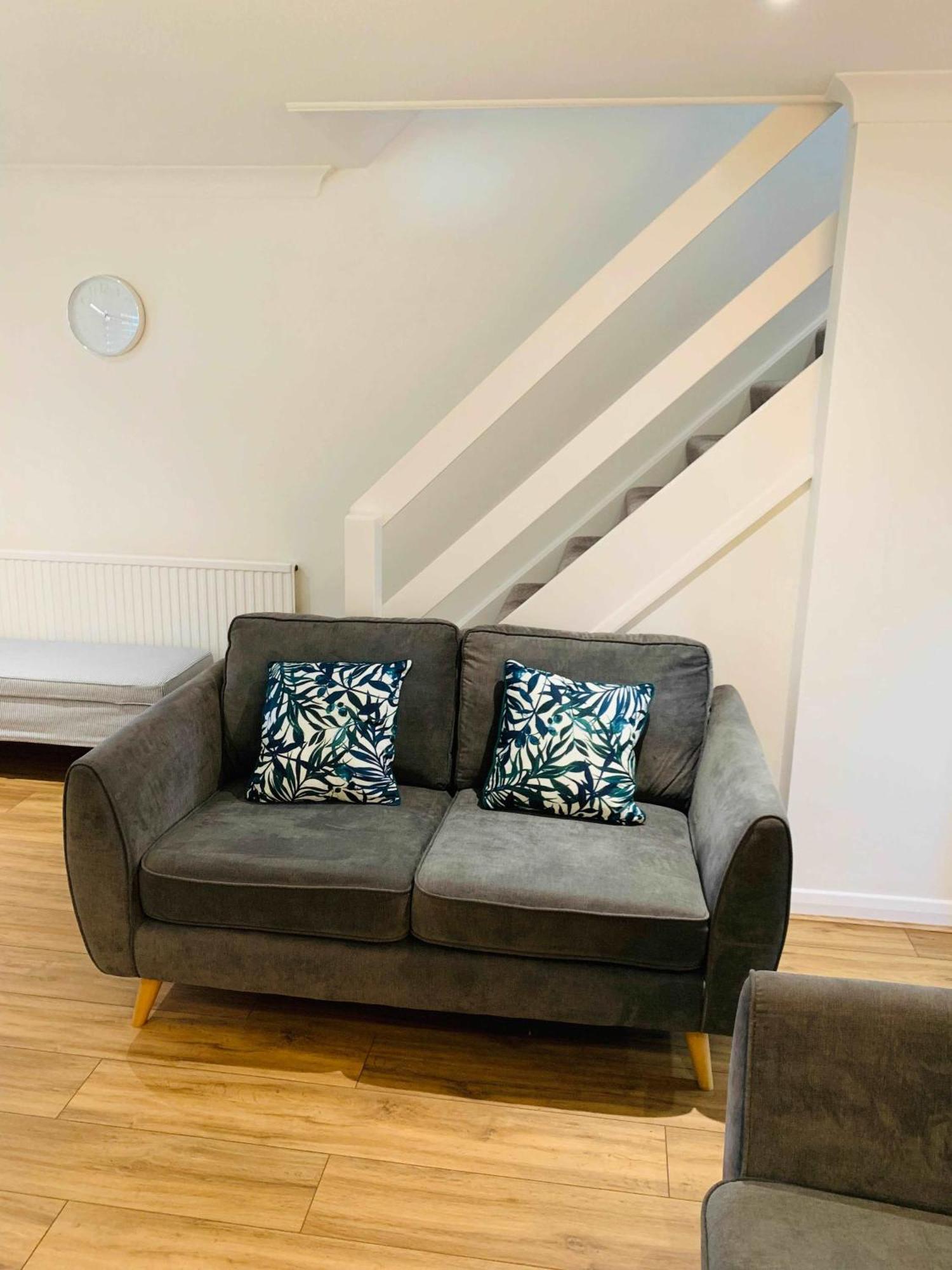 Spacious House, Free Parking & Patio Garden Farnham  Bagian luar foto