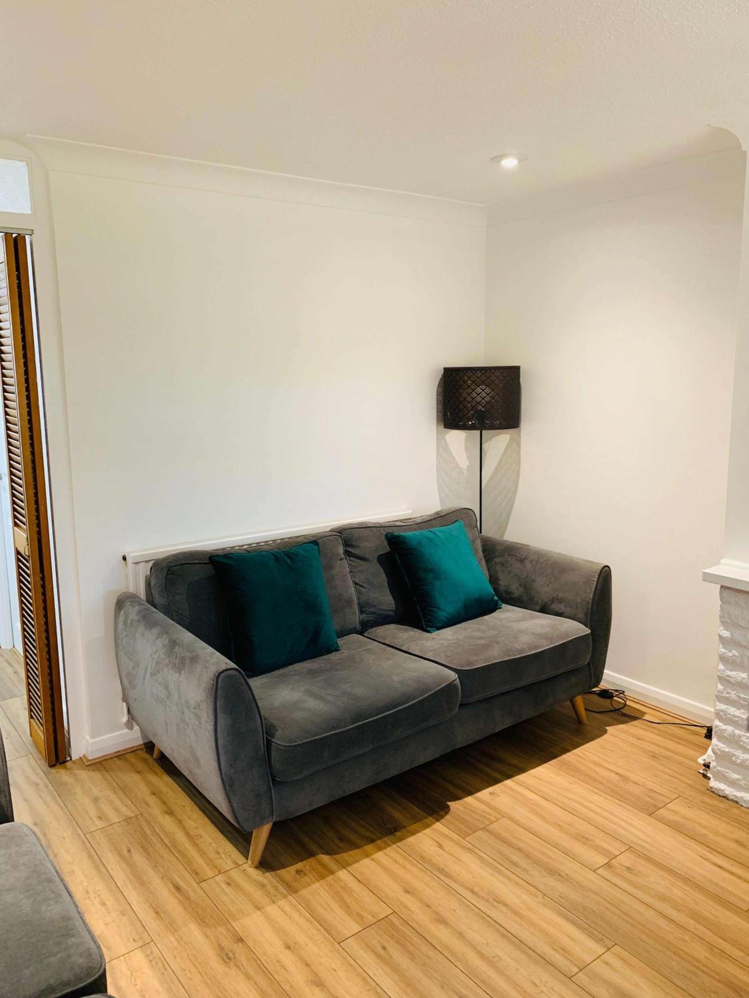 Spacious House, Free Parking & Patio Garden Farnham  Bagian luar foto
