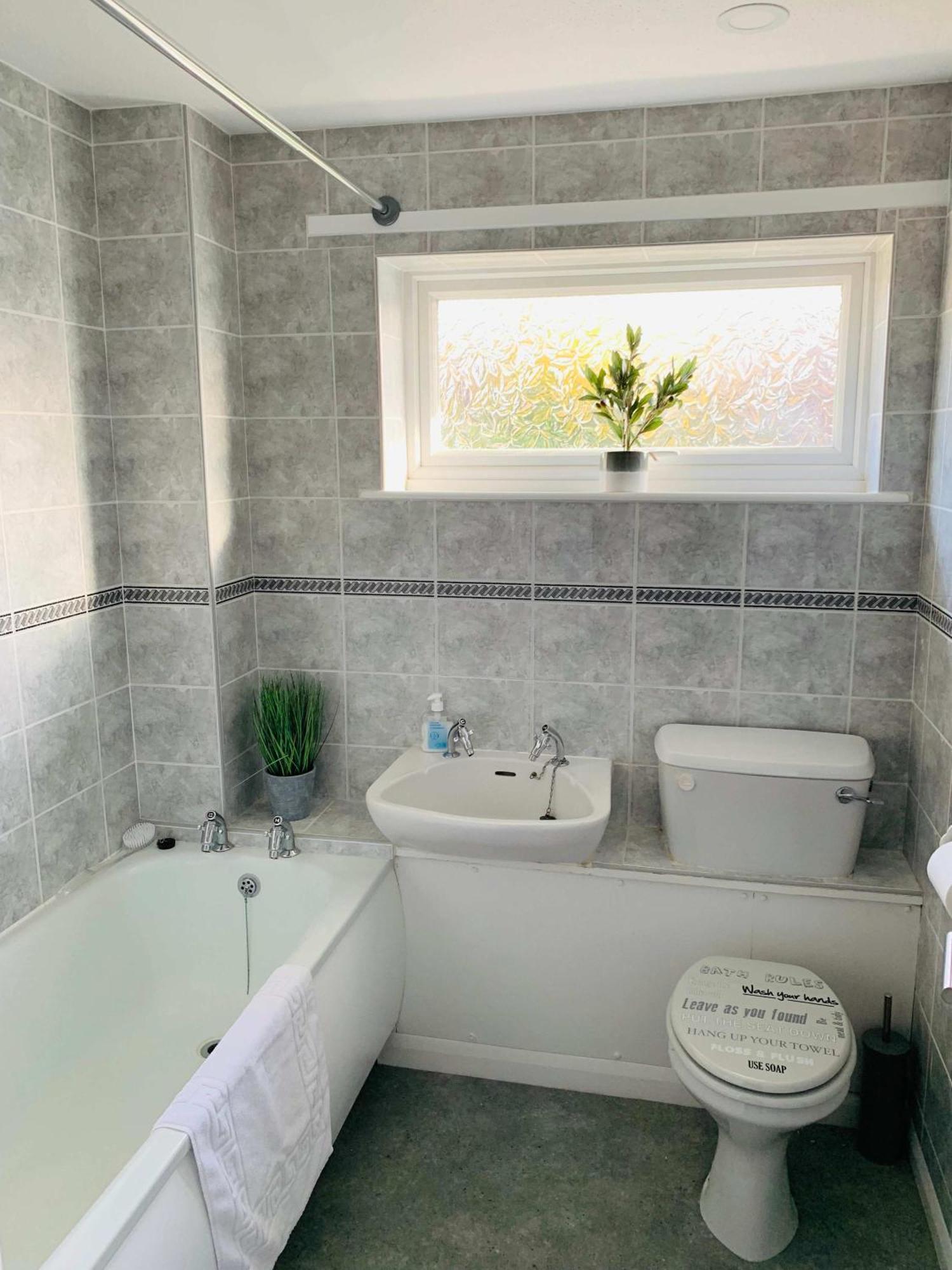 Spacious House, Free Parking & Patio Garden Farnham  Bagian luar foto