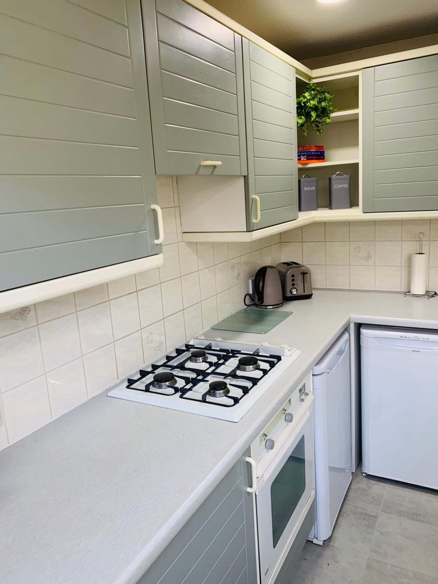 Spacious House, Free Parking & Patio Garden Farnham  Bagian luar foto