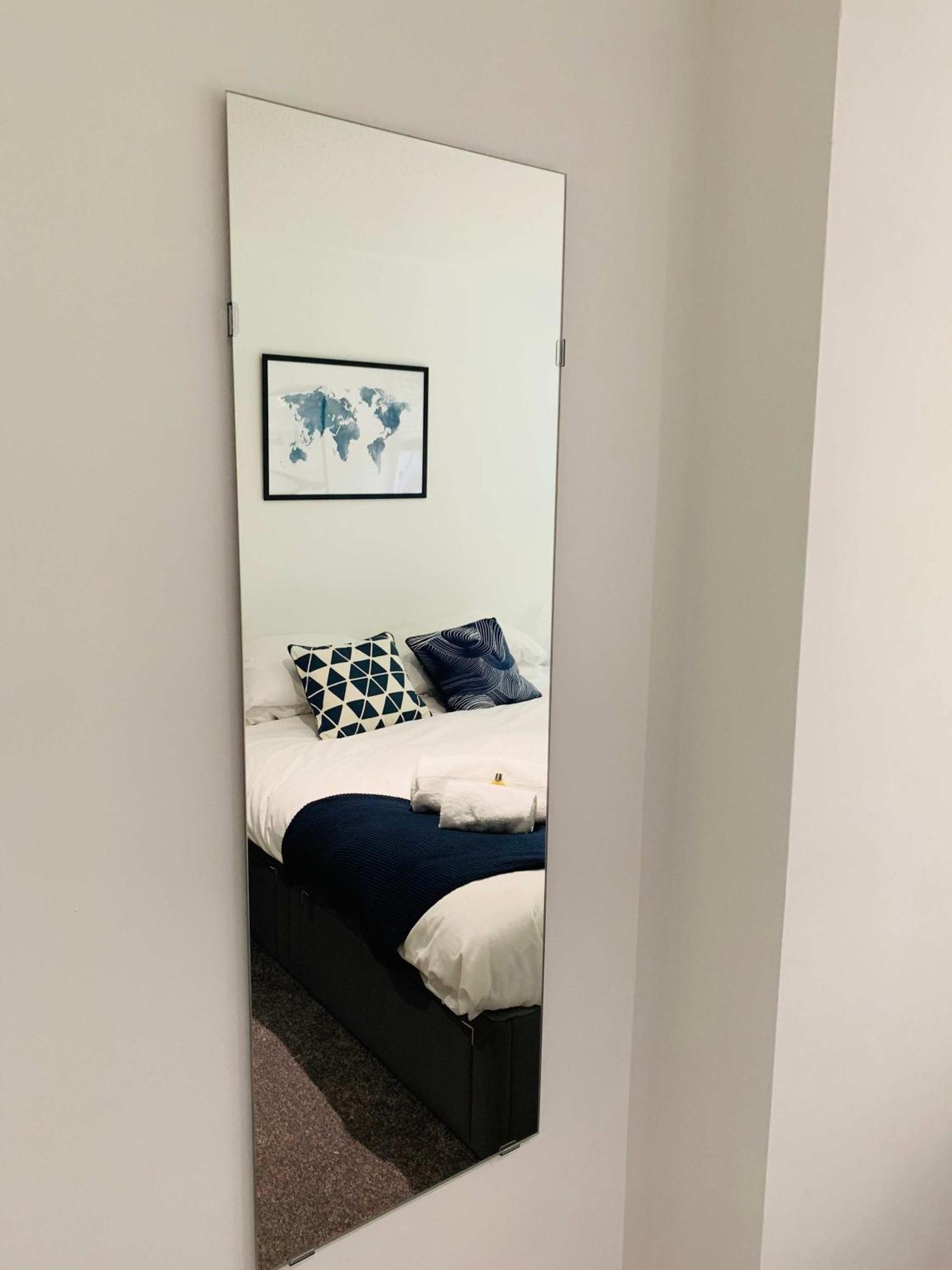 Spacious House, Free Parking & Patio Garden Farnham  Bagian luar foto