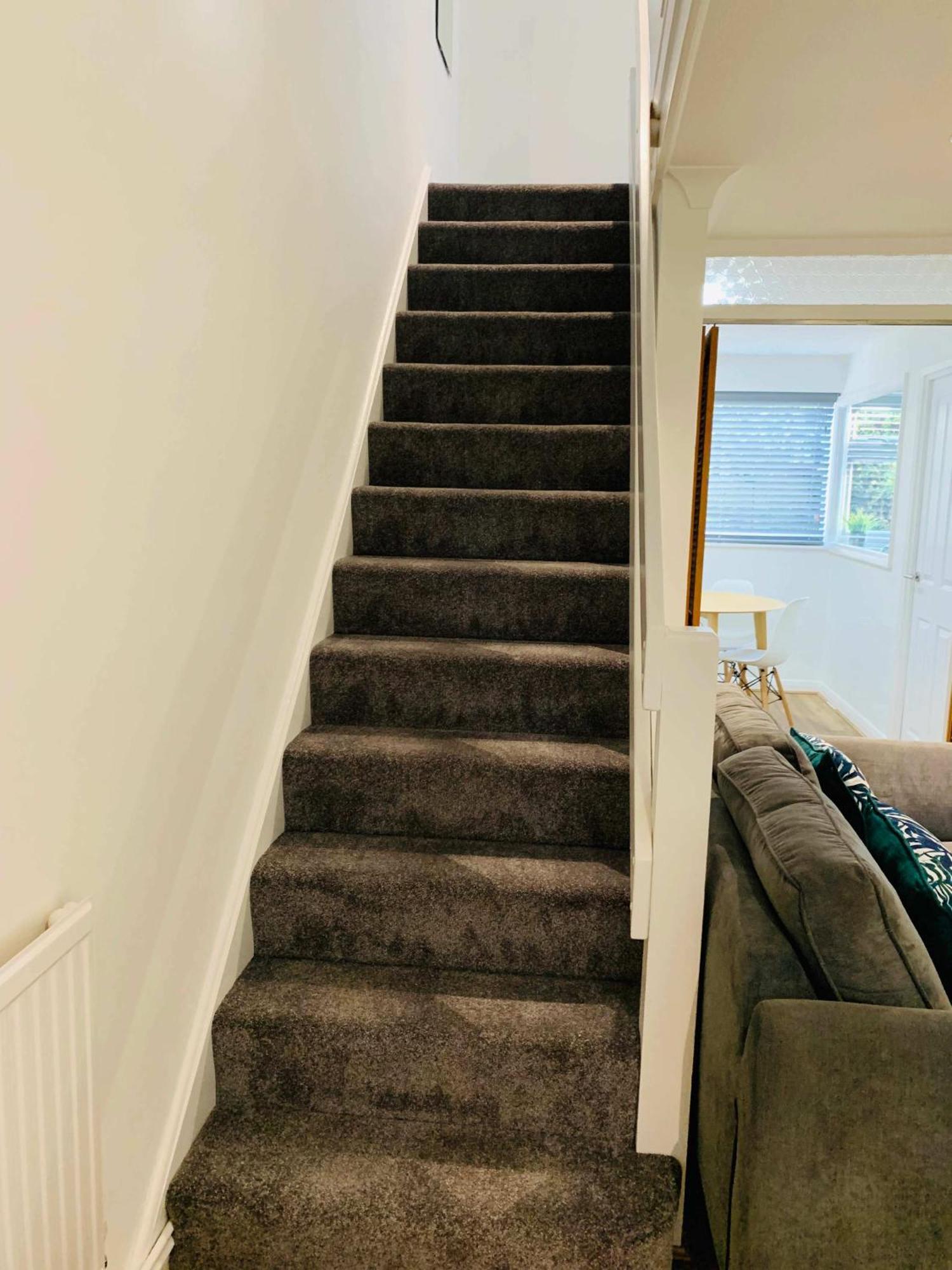 Spacious House, Free Parking & Patio Garden Farnham  Bagian luar foto