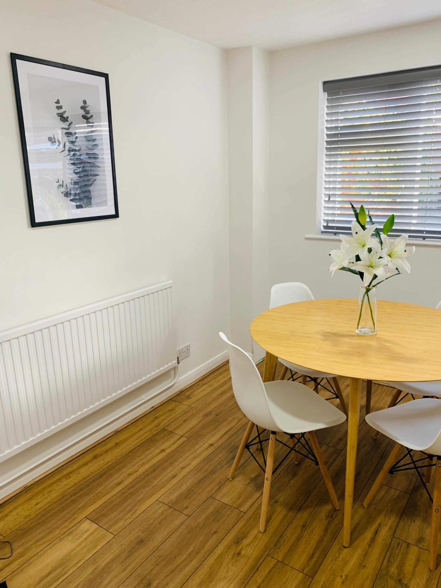 Spacious House, Free Parking & Patio Garden Farnham  Bagian luar foto