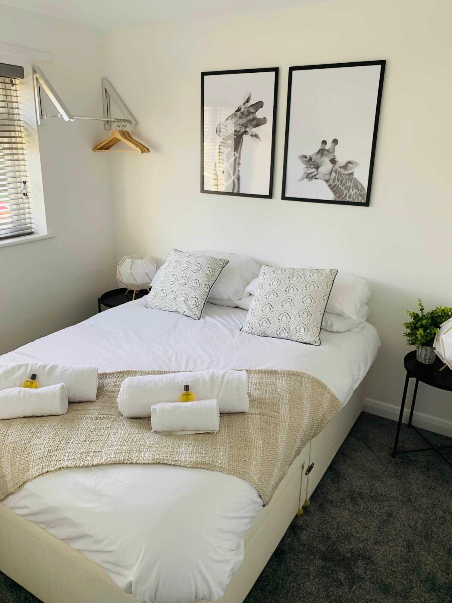 Spacious House, Free Parking & Patio Garden Farnham  Bagian luar foto