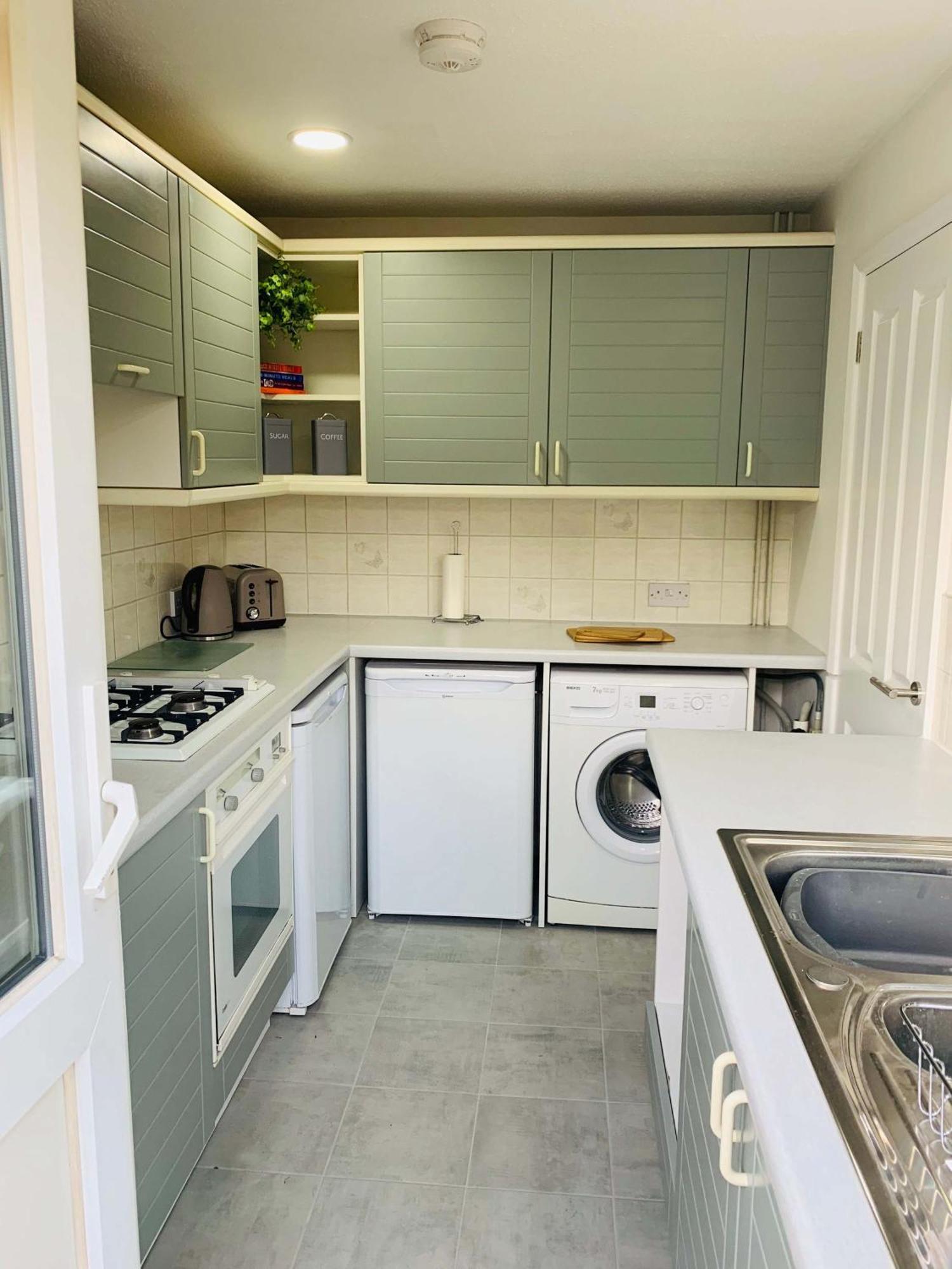 Spacious House, Free Parking & Patio Garden Farnham  Bagian luar foto