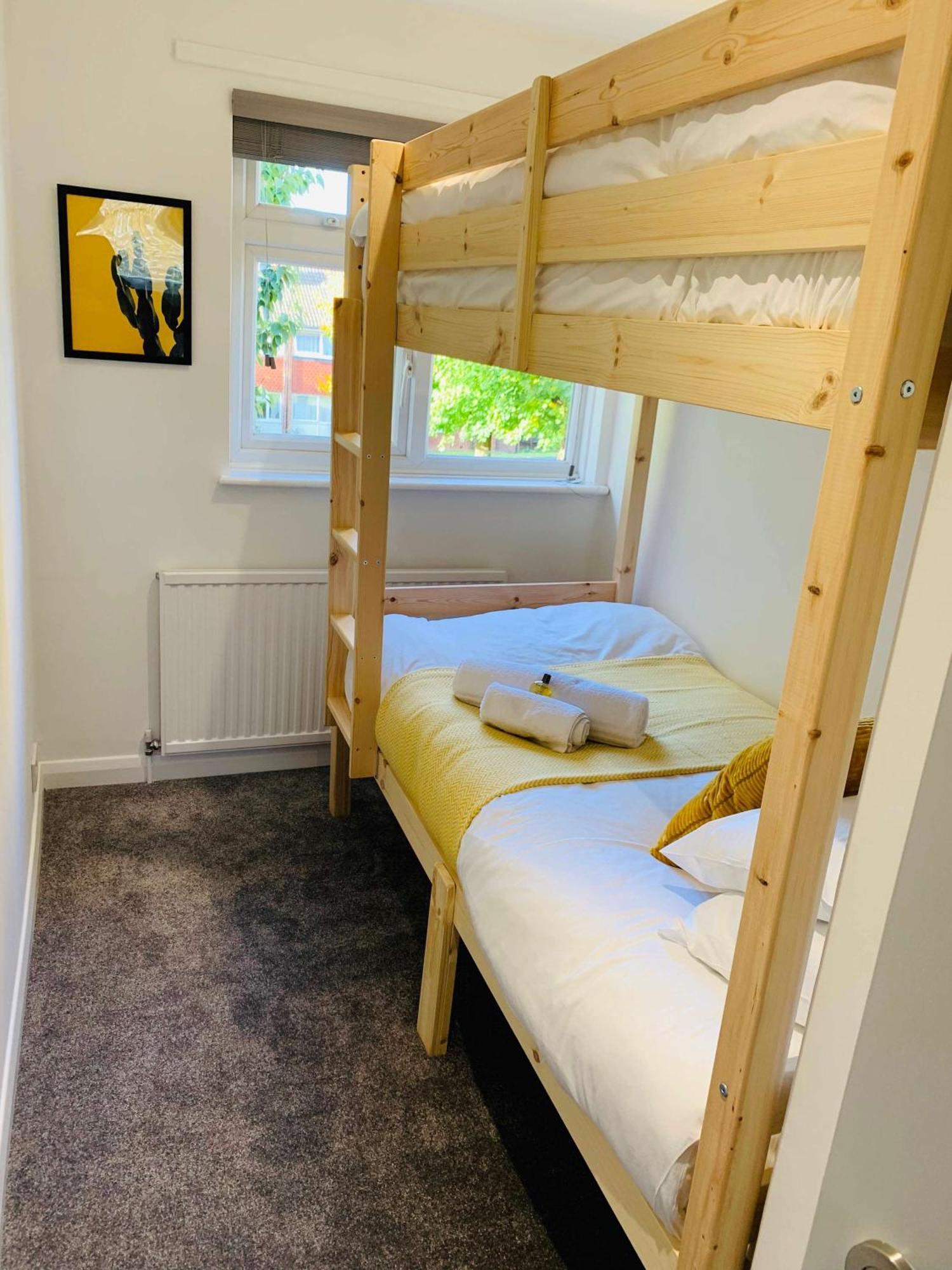 Spacious House, Free Parking & Patio Garden Farnham  Bagian luar foto