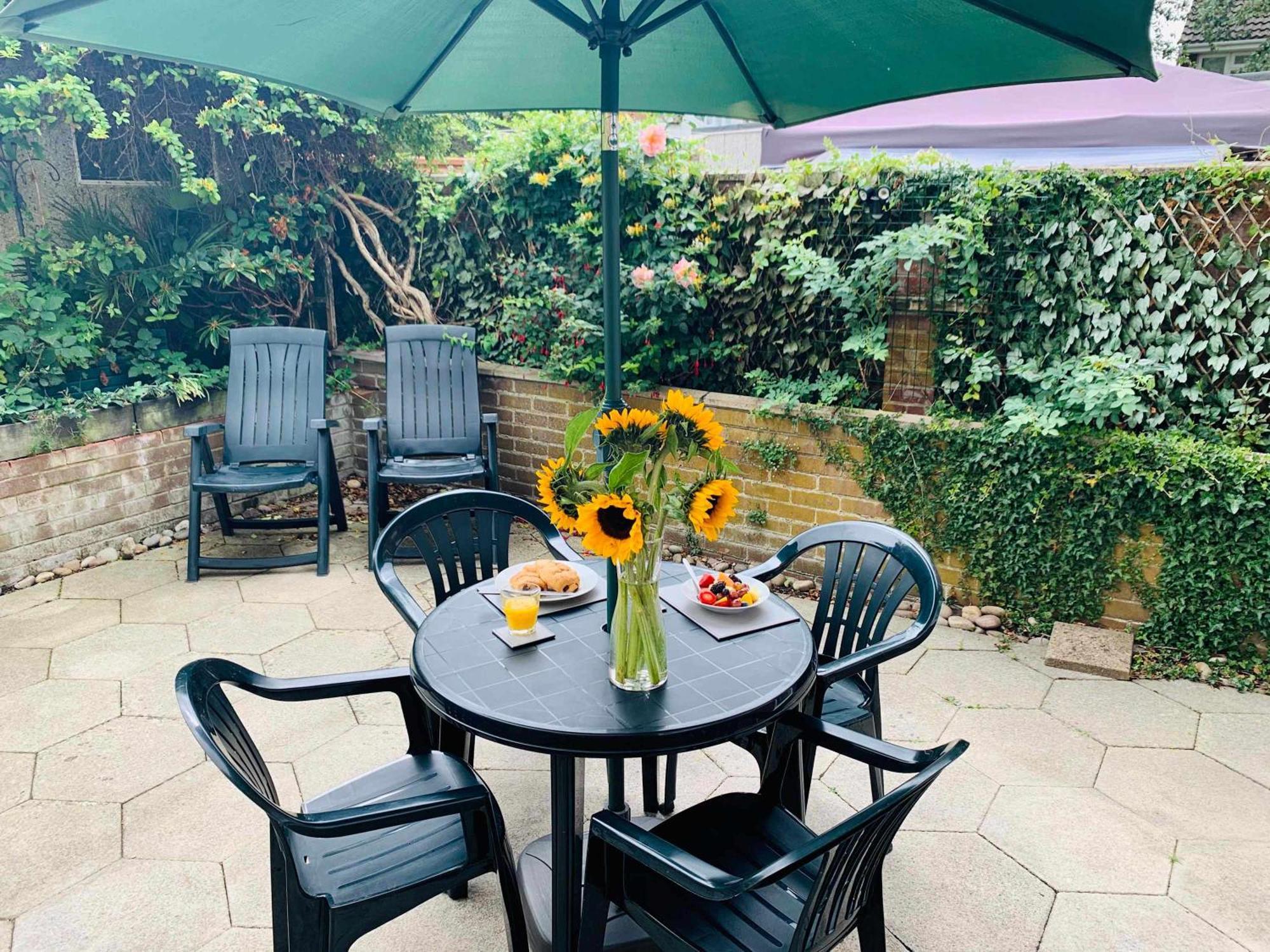 Spacious House, Free Parking & Patio Garden Farnham  Bagian luar foto