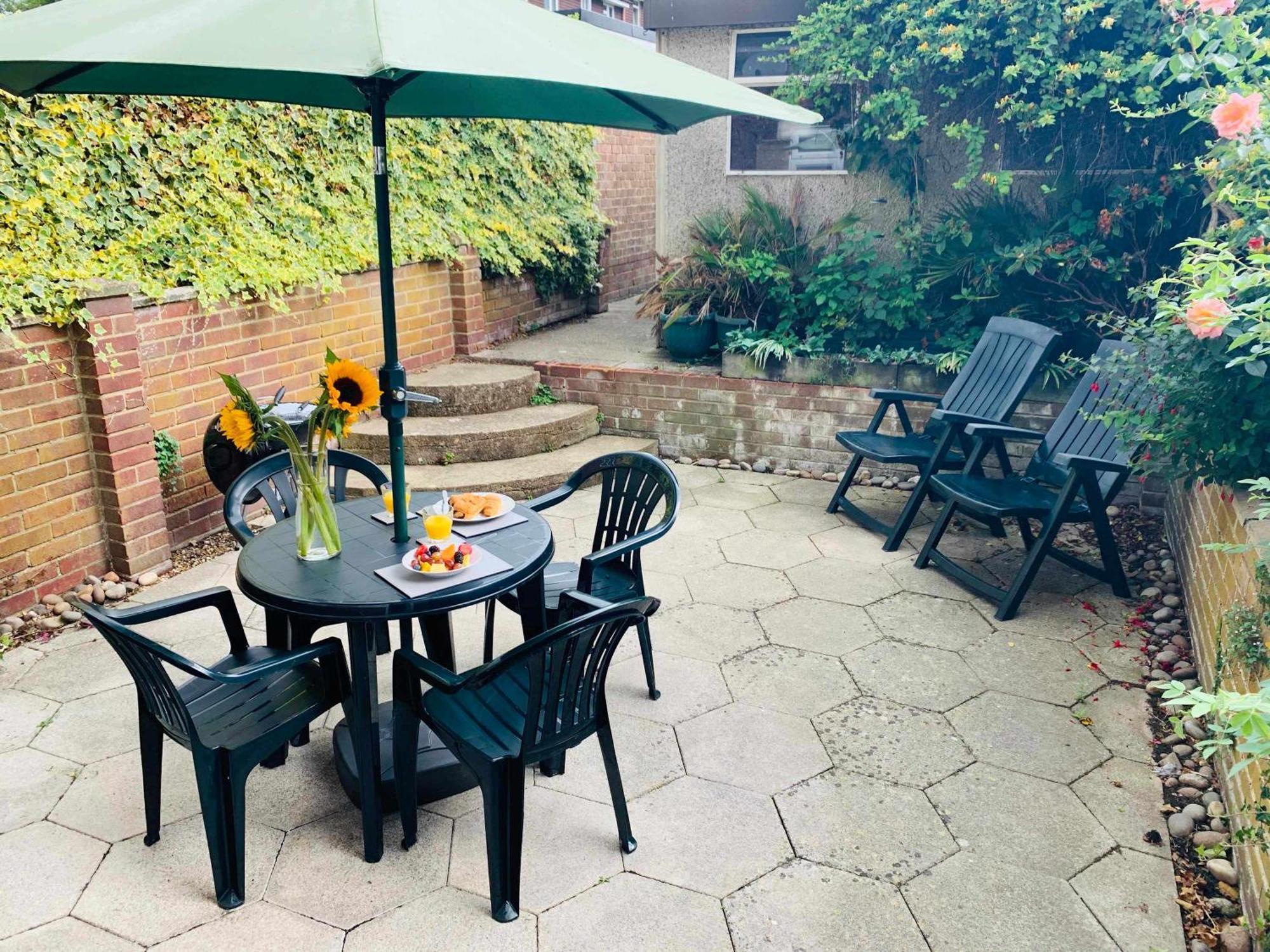 Spacious House, Free Parking & Patio Garden Farnham  Bagian luar foto